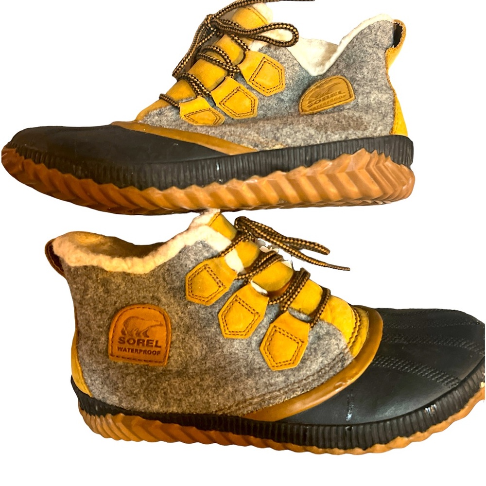 SOREL | OUT AND ABOUT PLUS WATERPROOF DUCK BOOTS 9.5 - Picture 1 of 5
